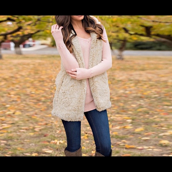 Super Cute Sherpa Hoodie Vest 🍂 - Picture 2 of 3